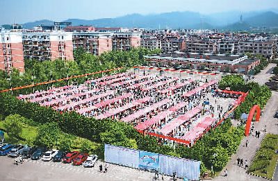 图为浙江广厦建设职业技术学院2018年大型校园招聘会现场,近百家外资企业的洋高管亲自前来招聘。胡扬辉、包筱玲摄(人民视觉) 图为浙江广厦建设职业技术学院2018年大型校园招聘会现场,近百家外资企业的洋高管亲自前来招聘。胡扬辉、包筱玲摄(人民视觉)